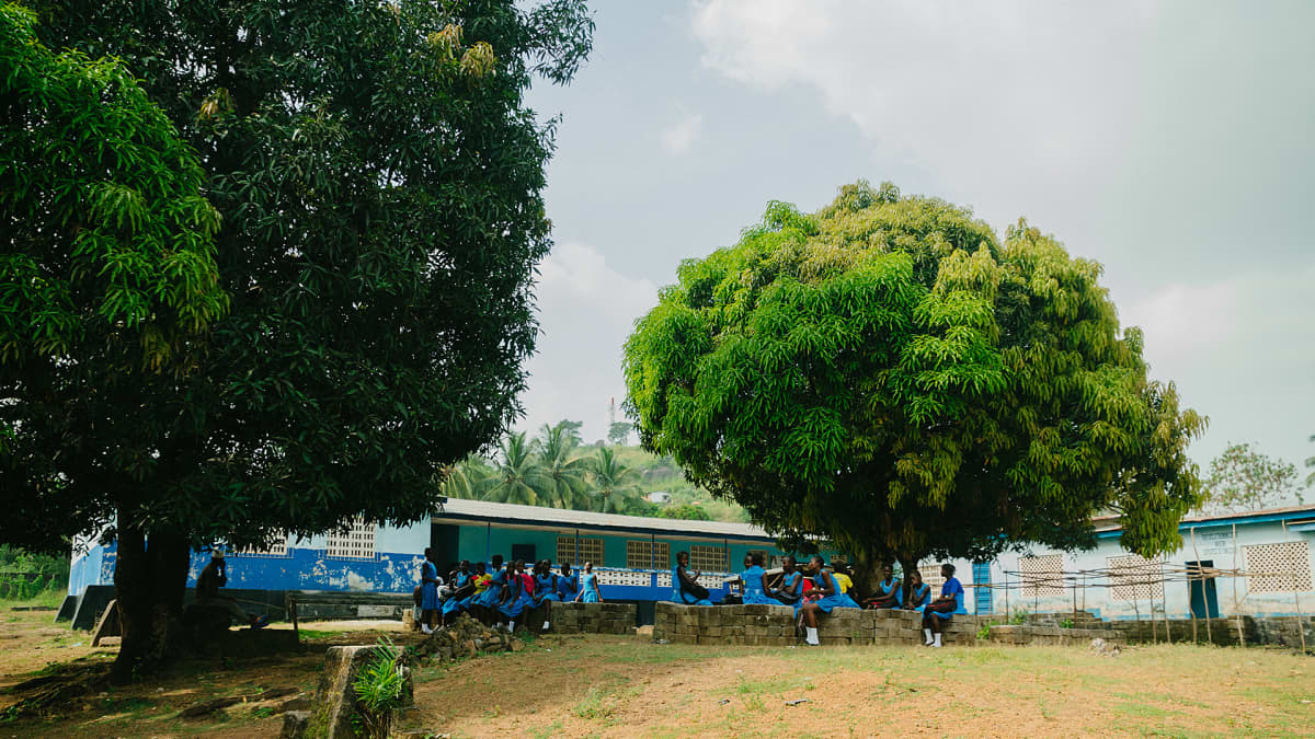 Koulun piha Sierra Leonessa.