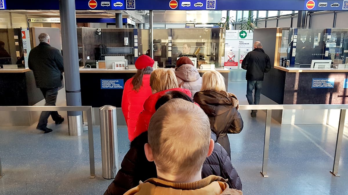 Venäläisiä turisteja jonottamasaa Nuijamaan rajatarkastusasemalla passintarkastukseen.