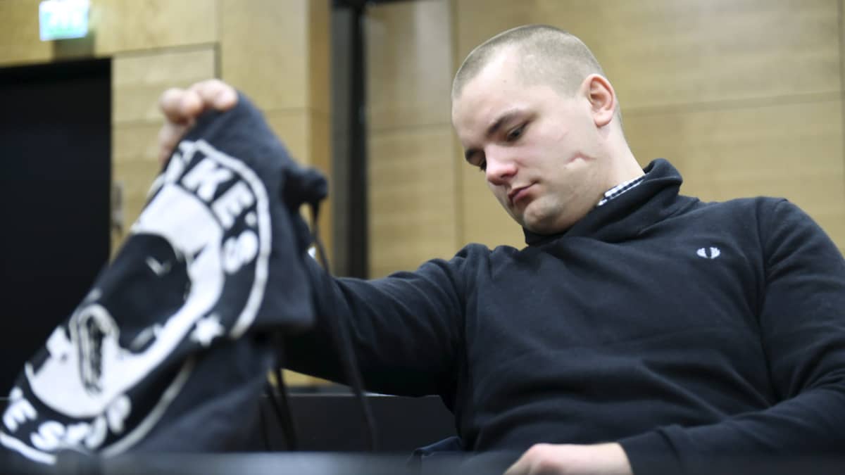 Helsingin Asema-aukion törkeästä pahoinpitelystä käräjäoikeudessa tuomittu Jesse Torniainen asian käsittelyssä Helsingin hovioikeudessa perjantaina 15. joulukuuta 2017.