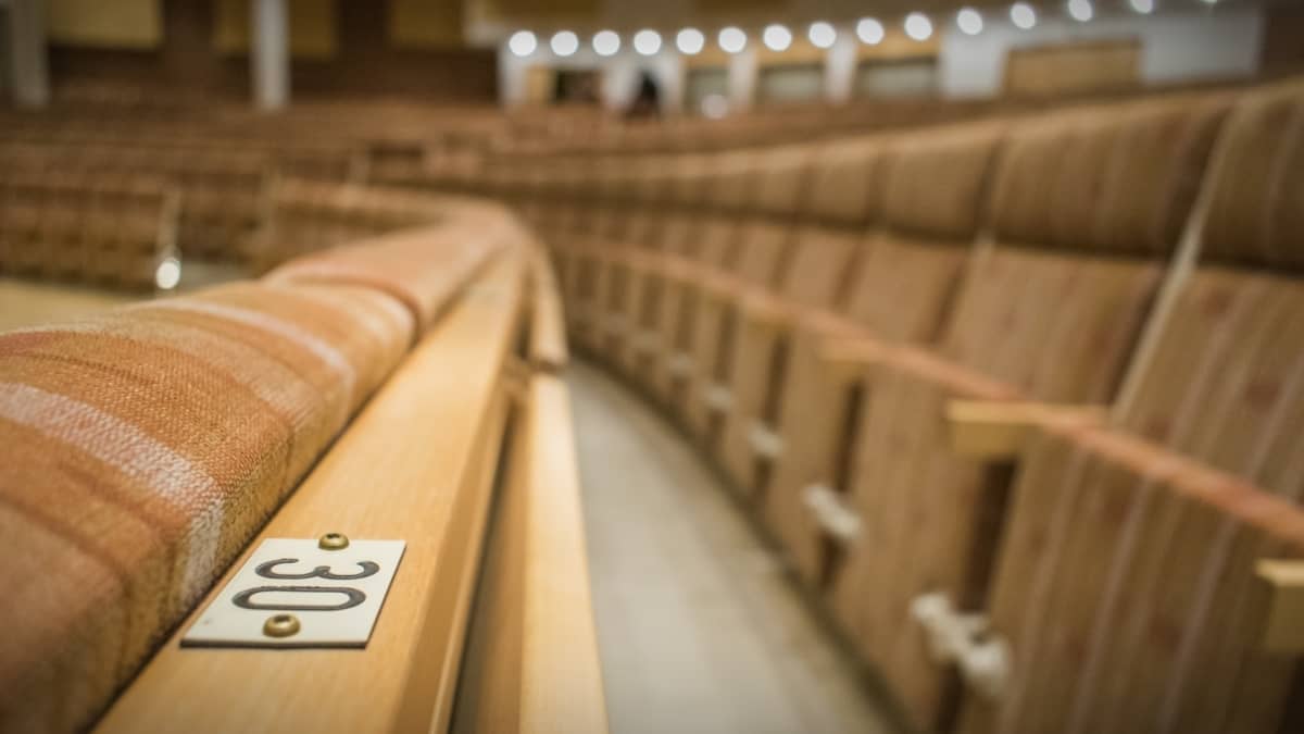 Opisto loppui, hyvä konserttisali jäi – mutta kukaan ei halua sitä omistaa  | Yle Uutiset