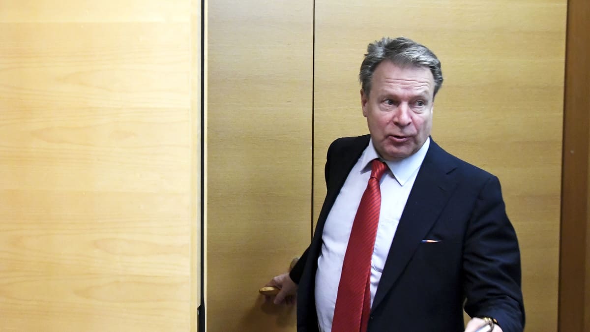 Puolustusvaliokunnan puheenjohtaja Ilkka Kanerva.