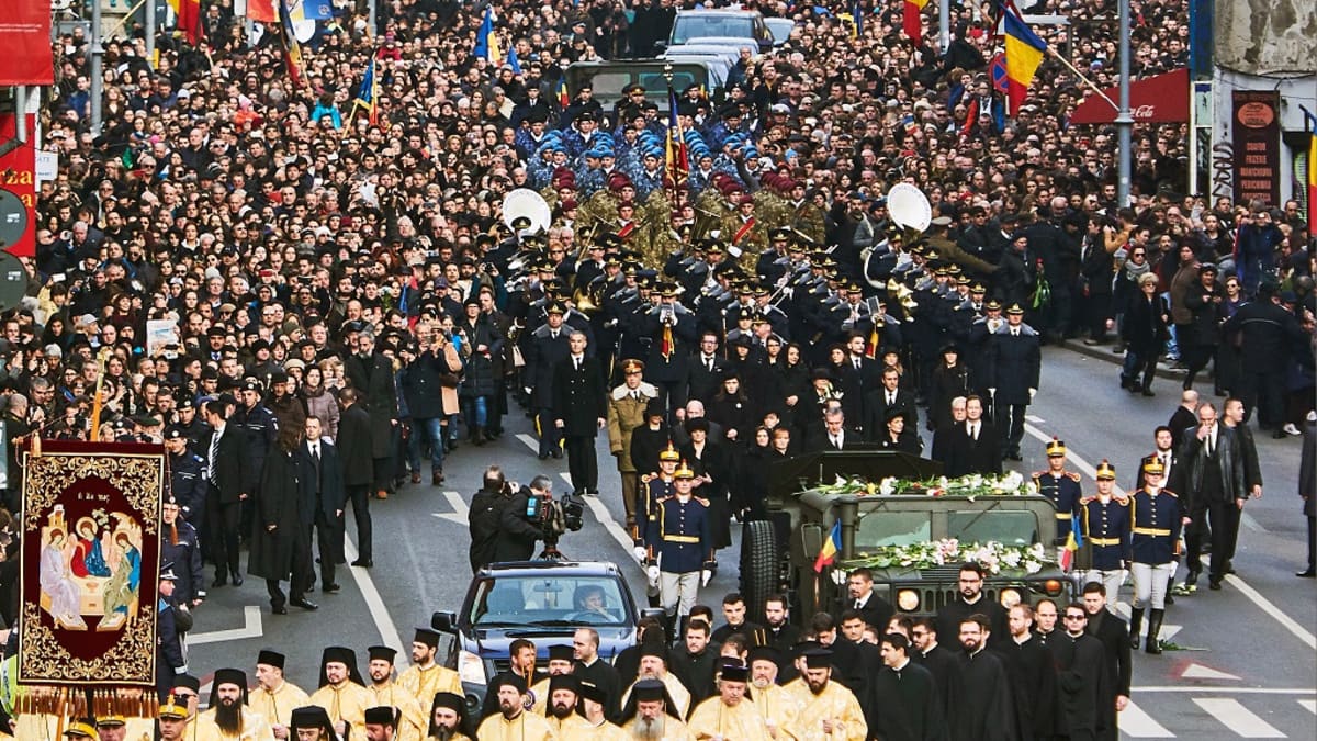 Kuvassa hautajaissaattue Romanian pääkaupungissa Bukarestissa entisen kuninkaallisen palatsin edessä. 