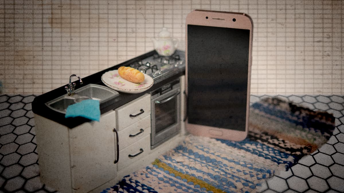 Kuvituskuva, jossa kännykkä seisoo keittiössä.
