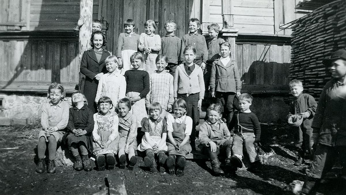 Sammatuksen koulu Aunuksen Karjalassa vuonna 1943
