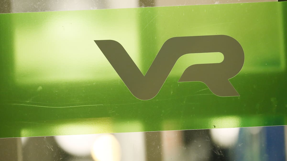 VR:n logo rautatieaseman ovessa.