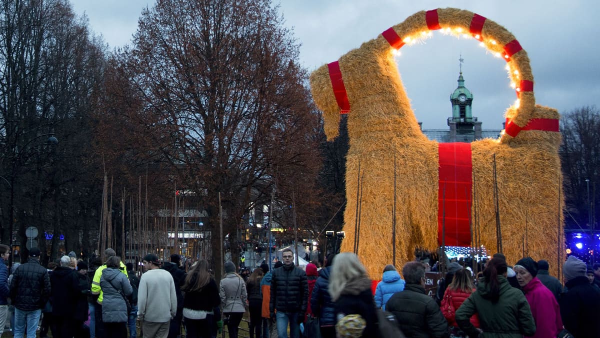Gävlen perinteinen olkipukki kuvattuna Ruotsissa 29. joulukuuta. 