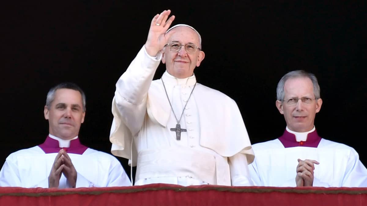 Paavi Franciscus heiluttaa parvekkeelta. 
