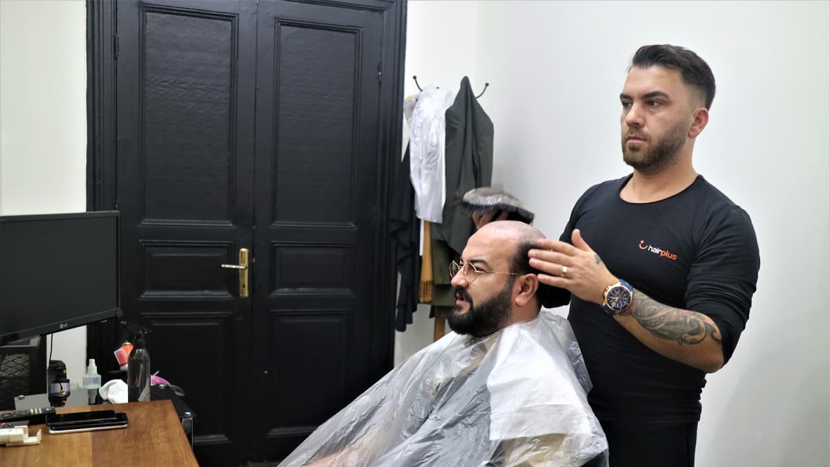 Erhan Nacar hankki hiuslisäkkeen, koska tunsi olonsa epävarmaksi kaljuna. Lisäkettä pitää huoltaa säännöllisesti klinikalla.