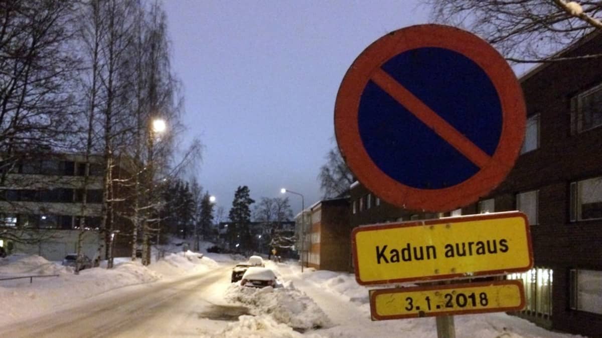 Kuopion katuja aurataan lumesta – muista siirtää autosi näiltä kaduilta,  jos haluat välttyä sakoilta | Yle Uutiset