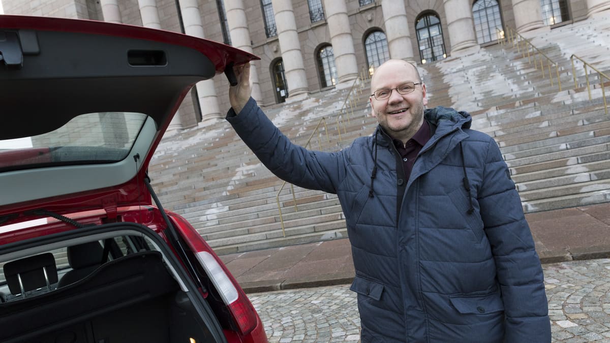 Poliittista kielenkäyttöä tutkinut kielentutkija Vesa Heikkinen eduskuntatalon edessä.