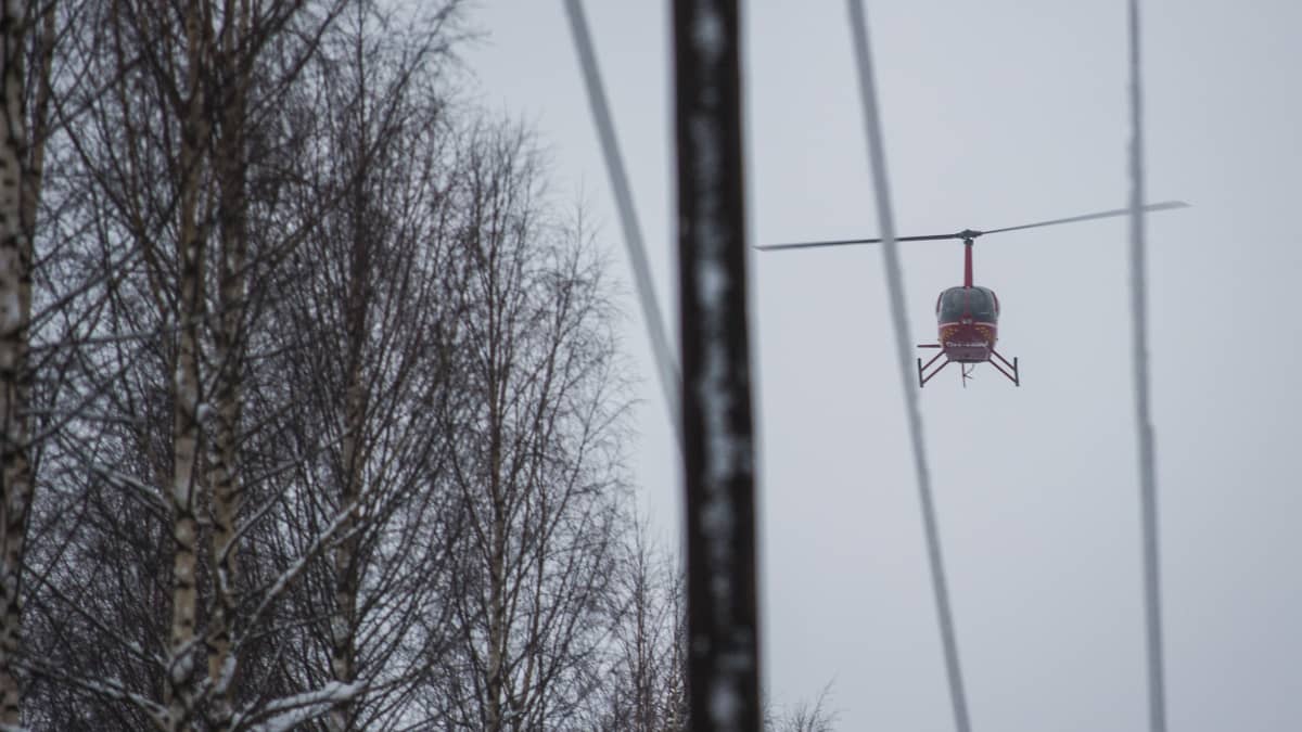 Helikopteri auttaa sähkökatkojen korjaamisessa Pohjois-Savossa.