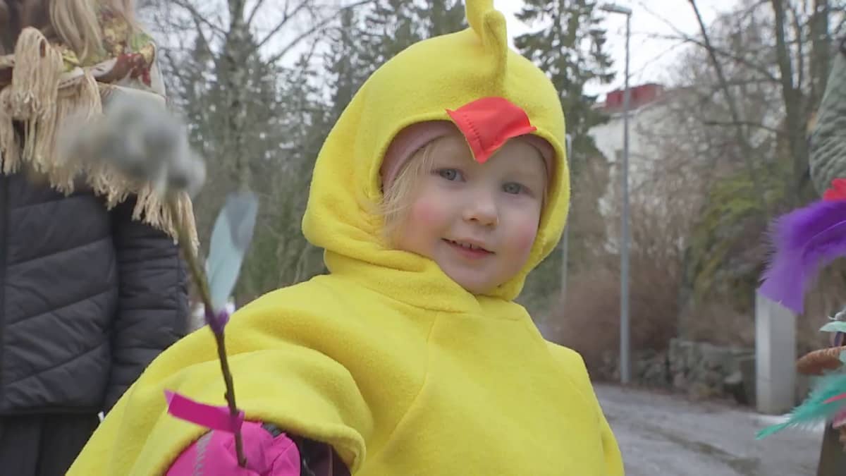 2-vuotias Lilia pääsi virpomaan ensimmäistä kertaa