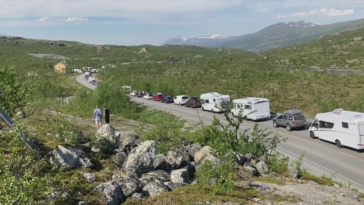 Rajalle muodostui jopa kilometrien jono, kun turistit pyrkivät Norjaan. Video: Janne Kulju