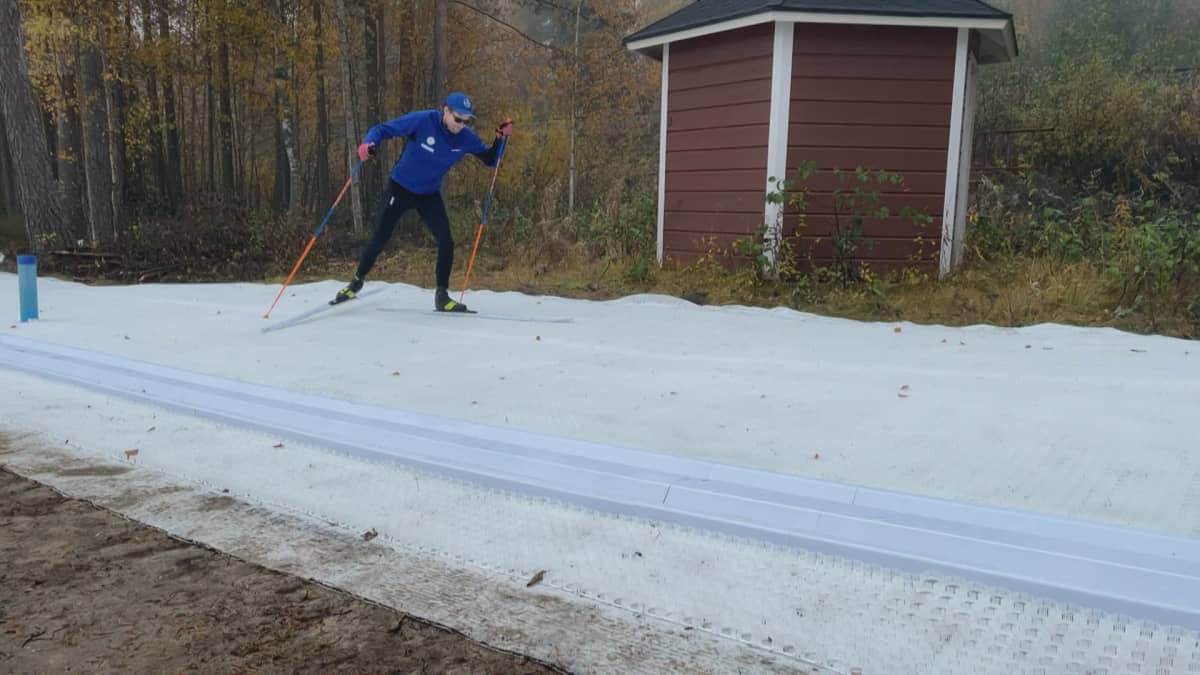 Valmentaja Olli Ohtonen testaa niin sanottua älylatua, jolla voi hiihtää ilman lunta ja pakkasta.