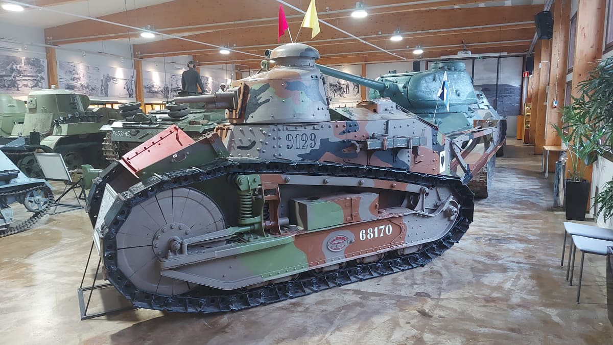 Nuori Suomi halusi heti uuden sodankäynnin edelläkävijäksi, ja sen  panssarinyrkin nimi oli Renault FT-17