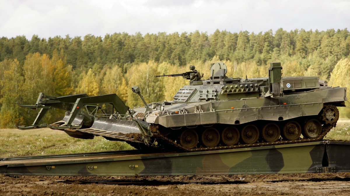 Suomi lähettää Ukrainaan kolme Leopard 2 -raivauspanssarivaunua ja ostaa  tilalle uusia Saksasta | Yle Uutiset