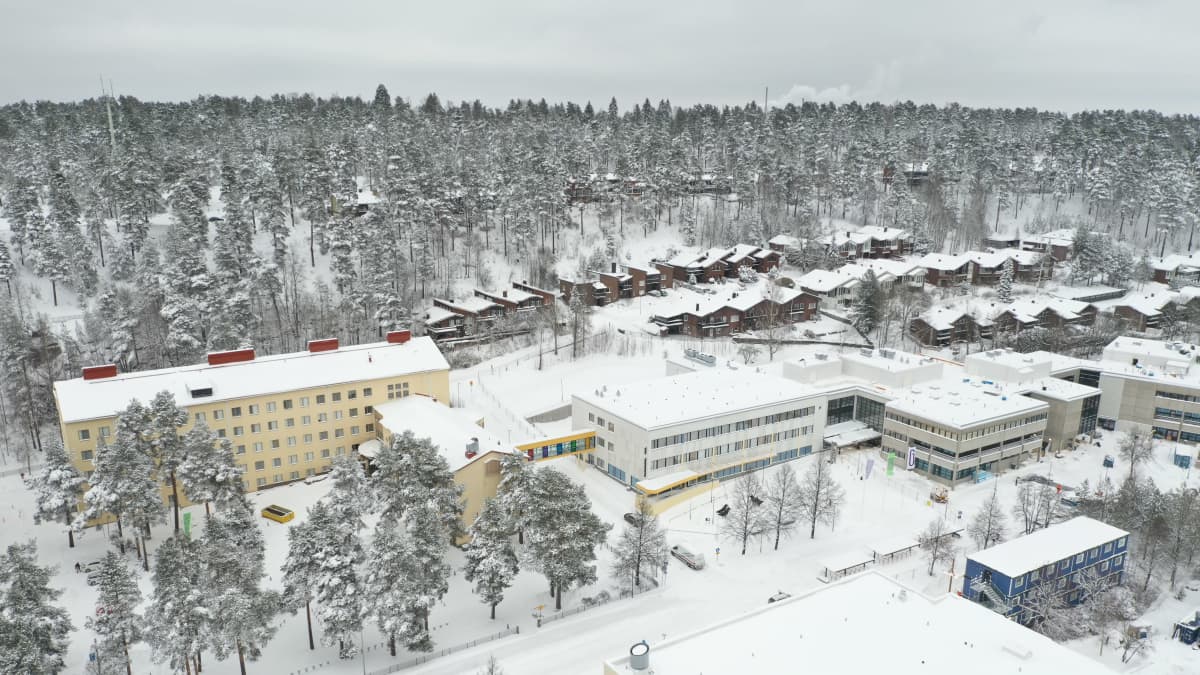 Suomen suurin lukio valmistuu Lahdessa Paavolan kampukselle – katso miltä  uusi väri- ja muotomaailma näyttää