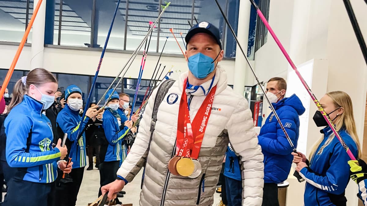 Katso, millaisen vastaanoton olympiavoittaja Iivo Niskanen sai  kotiseudullaan – Yle seurasi hiihtäjän saapumista Kuopioon