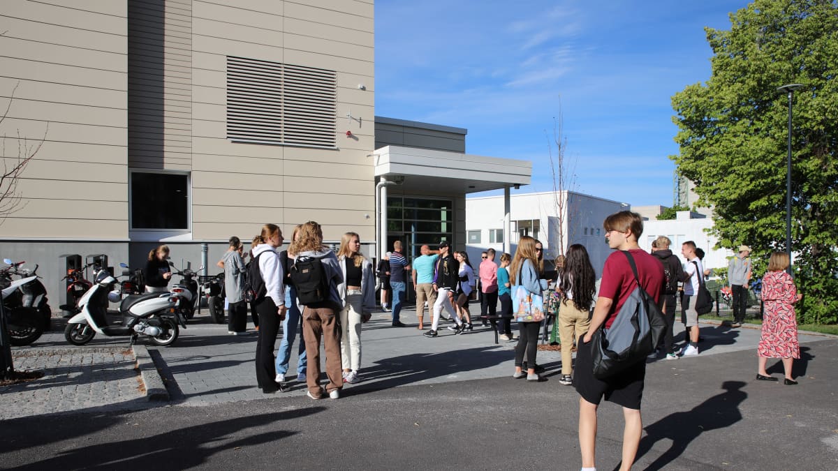 Suomen suurimpiin kuuluva lukio aloitti Lahdessa – väenpaljous ja  parkkipaikkojen puute arveluttavat oppilaita