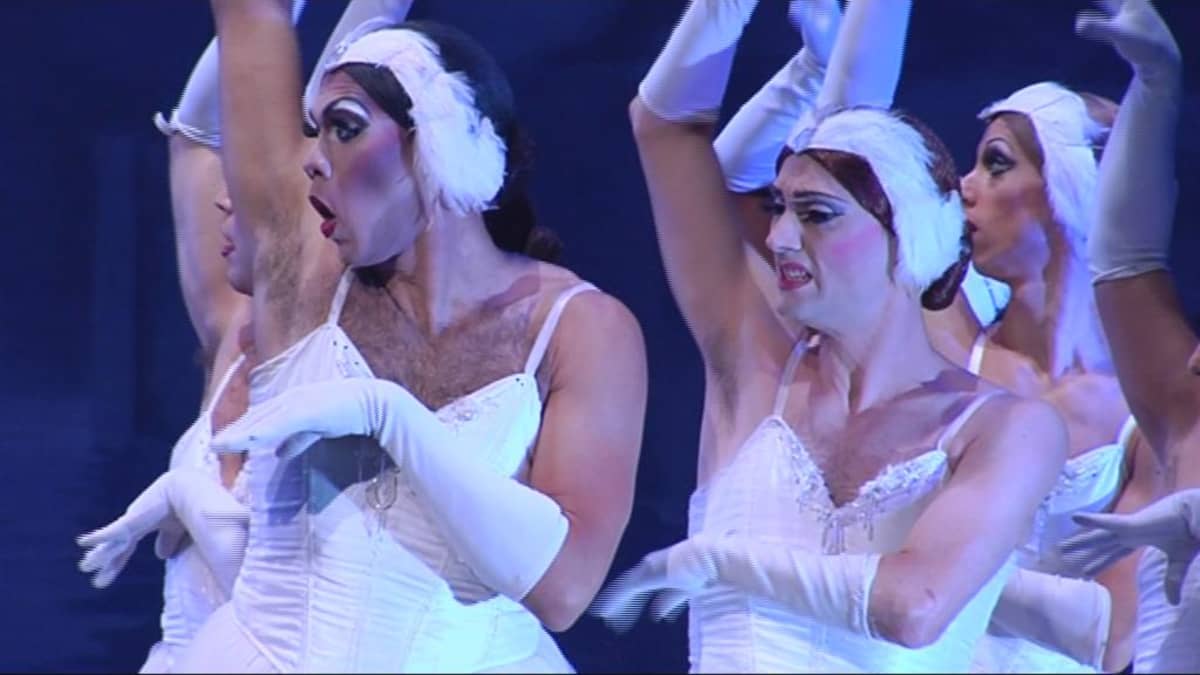 Les Ballets Trockadero de Monte Carlo -ryhmä esittää Joutsenlampea Kuopio Tanssii ja Soi -festivaaleilla.