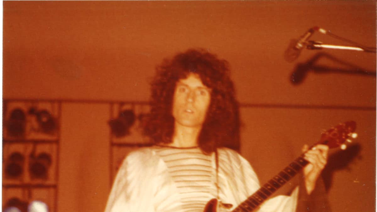 Brian May soittamassa kitaraa Kulttuuritalolla. 