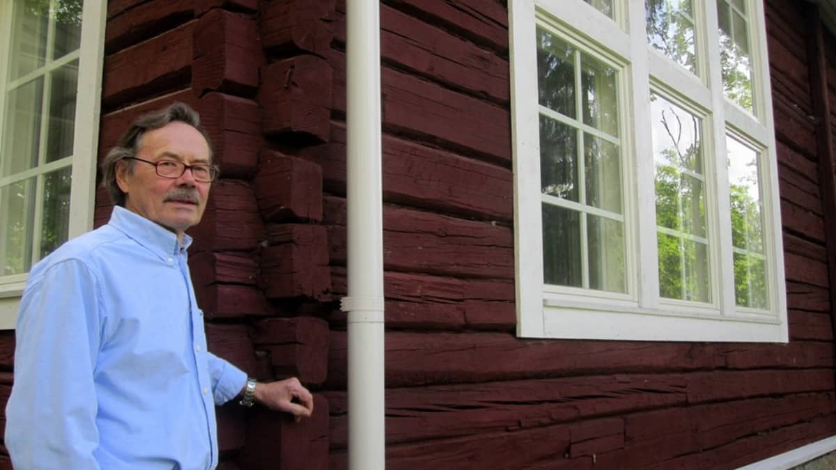 Pentti Kokko ateljeensa seinustalla