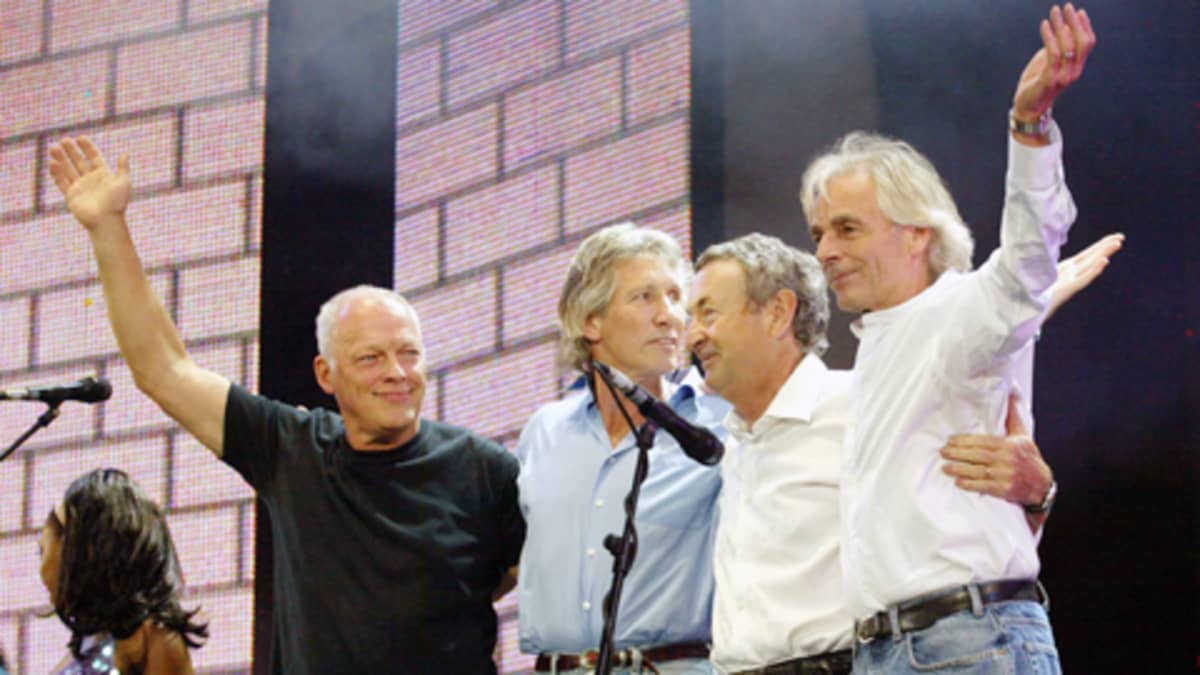 Pink Floydin jäsenet konsertttilavalla Lontoossa.