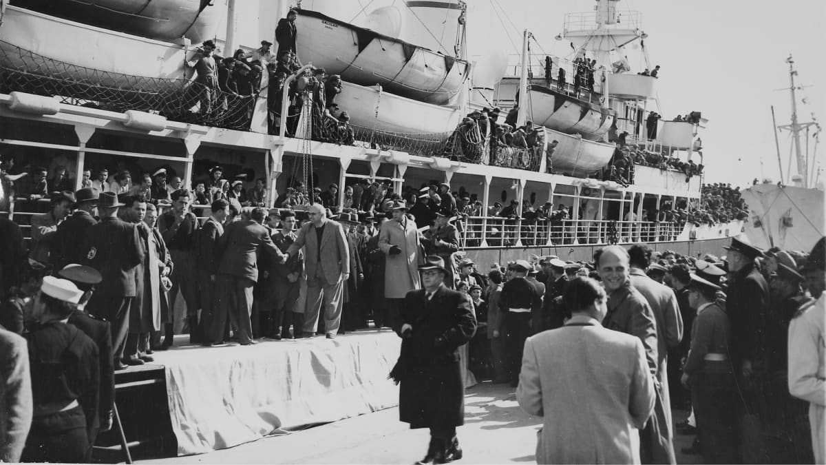 Israelilaisia siirtolaisia Haifan satamassa 1949.