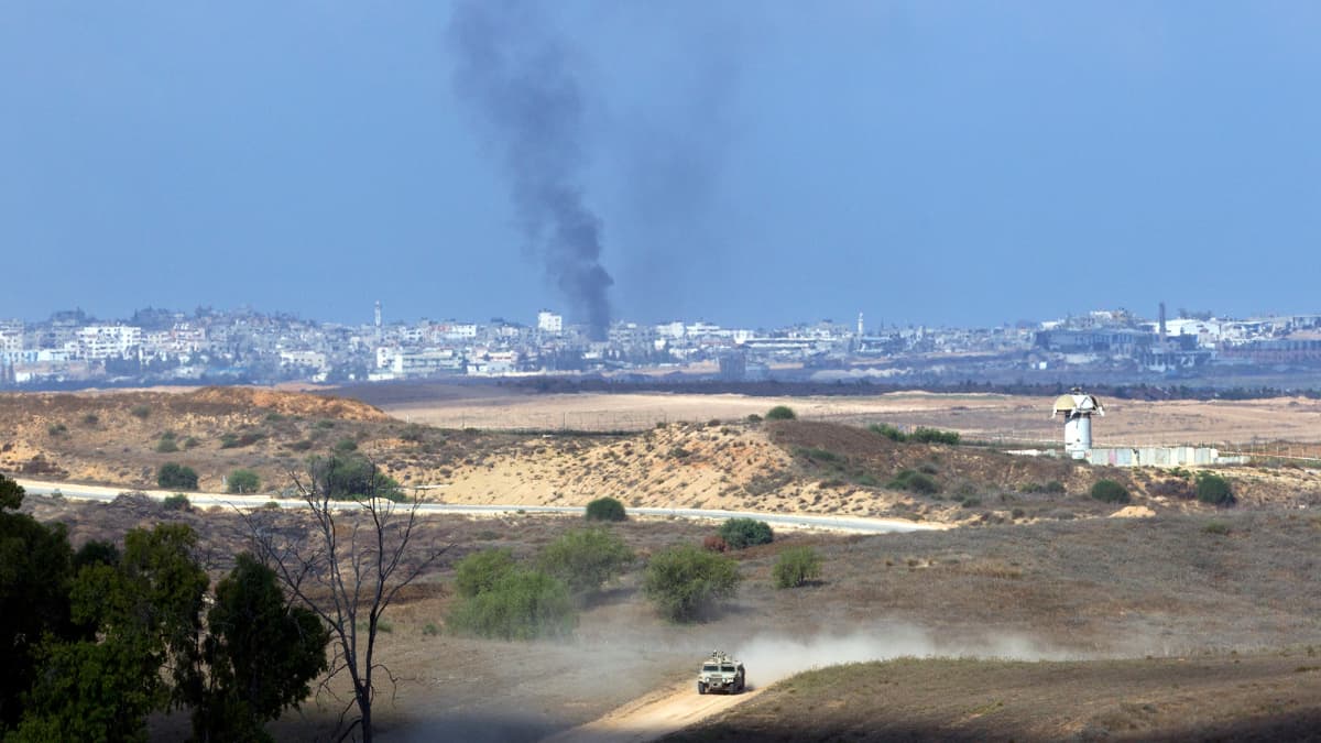 Israelin armeijan ajoneuvot siirtyvät lähemmäs Gazan kaistan rajaa elokuussa 2014. 