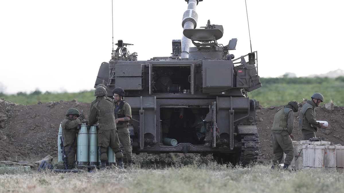 Israelin tykistöä Gazan rajalla.