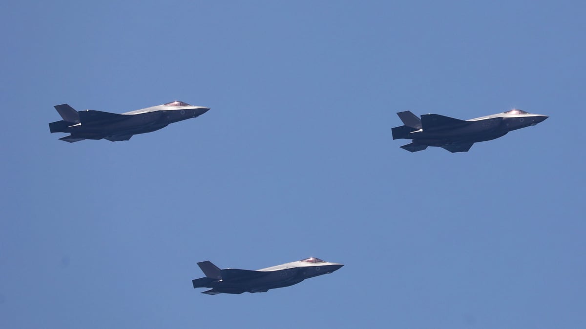 Israelin ilmavoimien F-35 -koneita kuvattuna itsenäisyyspäivän paraatin ylilennolla Tel Avivissa.