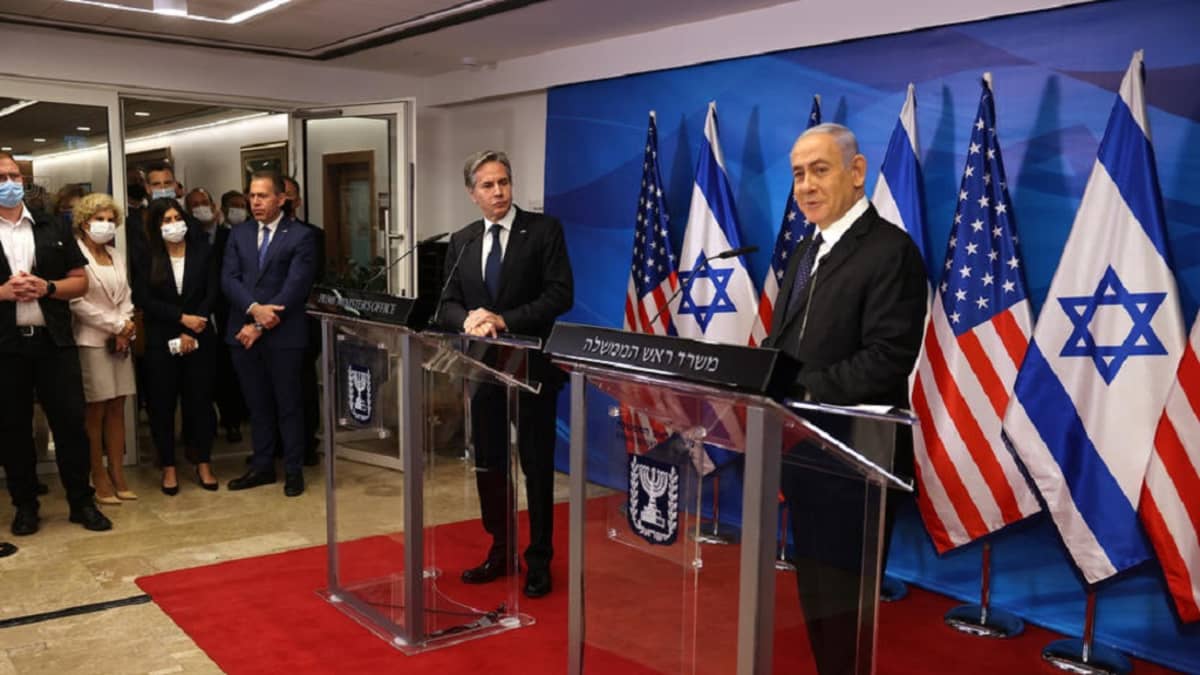 Kuvassa etualalla Israelin pääministeri Benjamin Netanjahu ja taaempana Yhdysvaltain ulkoministeri Anthony Blinken. 