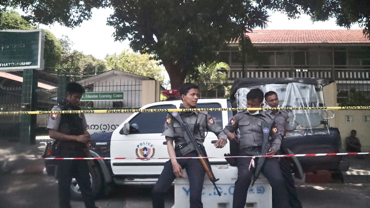 Poliiseja vartioimassa yläkoulun edustalla Yangonissa.