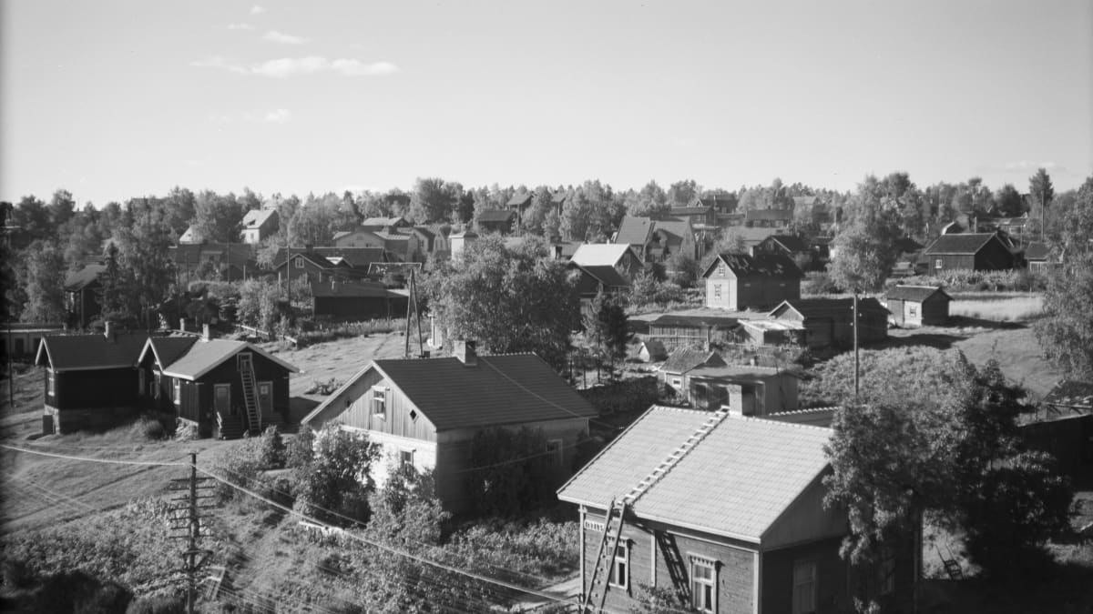 Mustavalkoinen kuva Voikkaalta. Vanhoja puutaloja 1940-luvulla