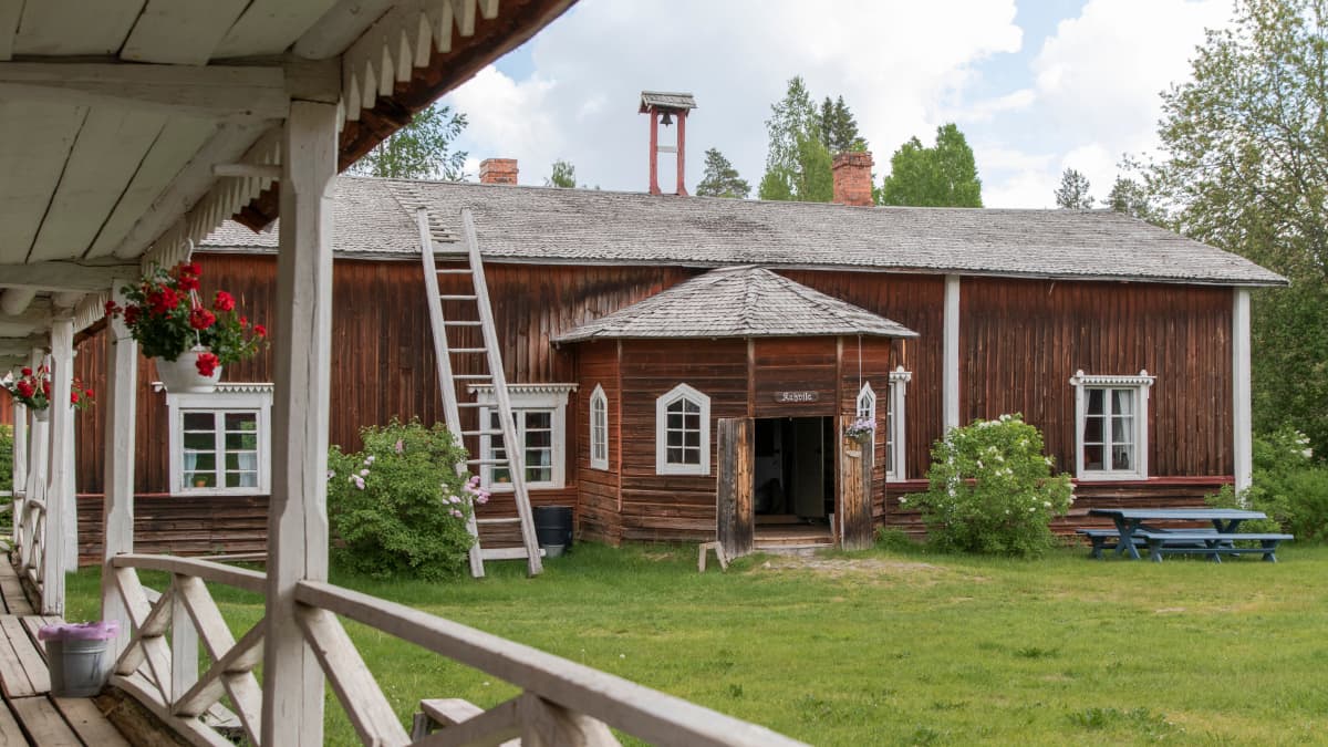 Kallenaution kestikievaria pihapiireineen. 