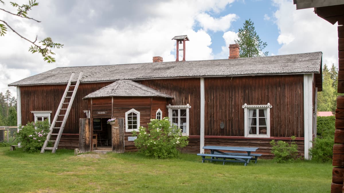 Kallenaution kestikievarin päärakennus. 