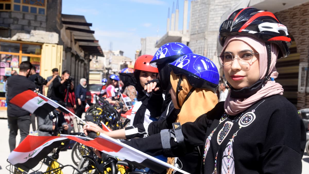 Naisia polkupyörineen Mosulissa.