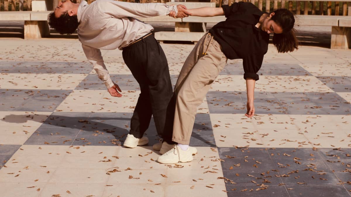 Kuvassa espanjalaiset tanssijat Victor Fernandes ja Mayte Tortoza tanssimassa torilla. Tanssijat pitävät toisiaan kädestä ja nojaavat taaksepäin.