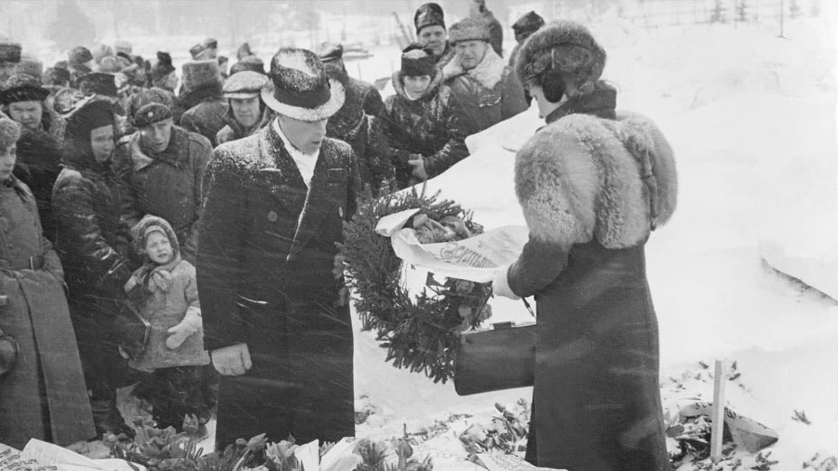 Mustavalkoinen kuva Arndt Pekurisen hautajaistilaisuudesta Malmin hautausmaalla 8.2.1942.