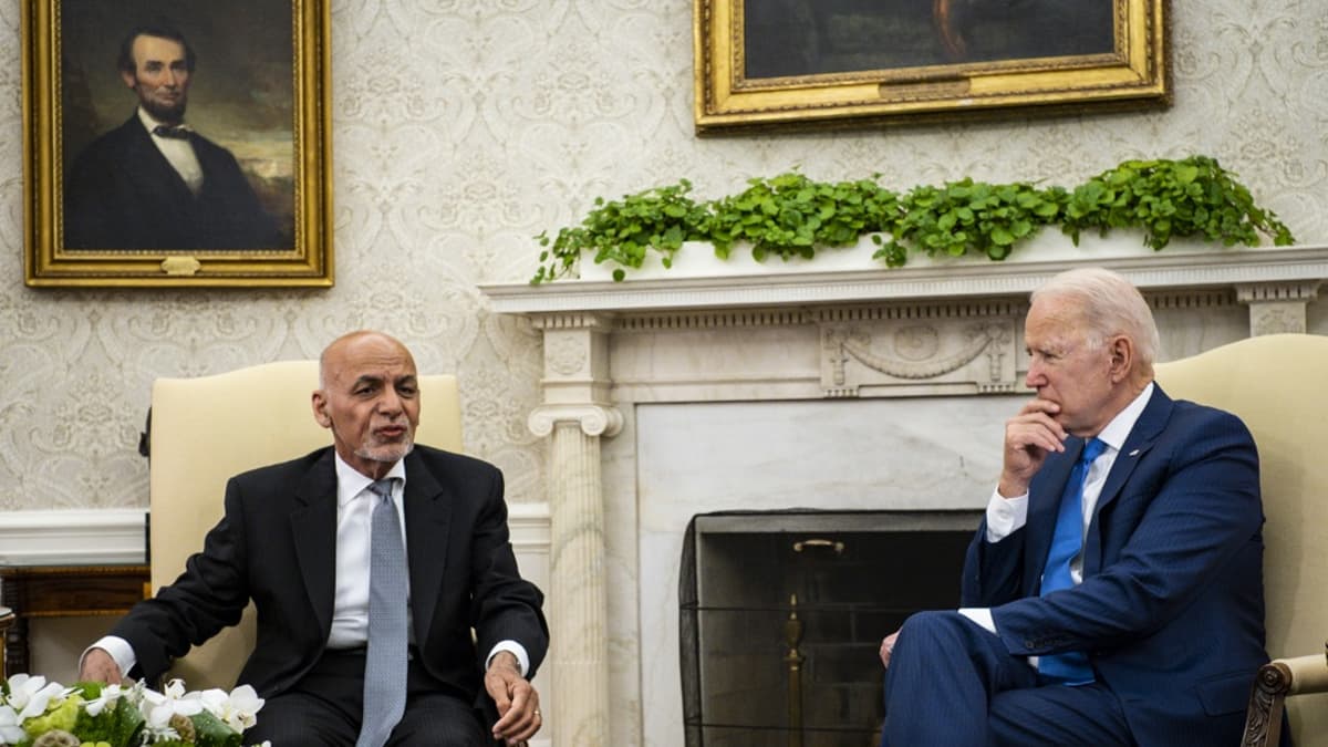 Kuvassa oikealla Yhdysvaltain presidentti Joe Biden istumassa ja vasemmalla istumassa Afganistain presidentti Ashraf Ghani. 