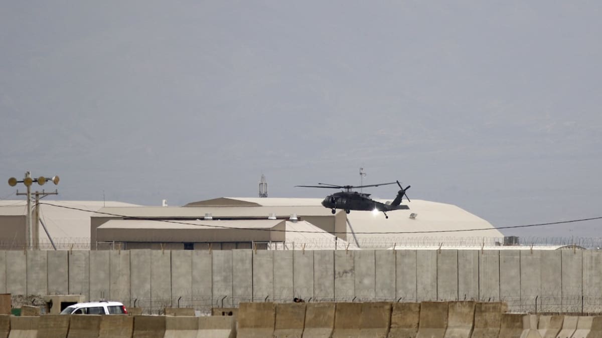 Kuvassa keskellä on musta Yhdysvaltojen helikopteri ilmassa. Taustalla näkyy Bagramin tukikohtaa. 