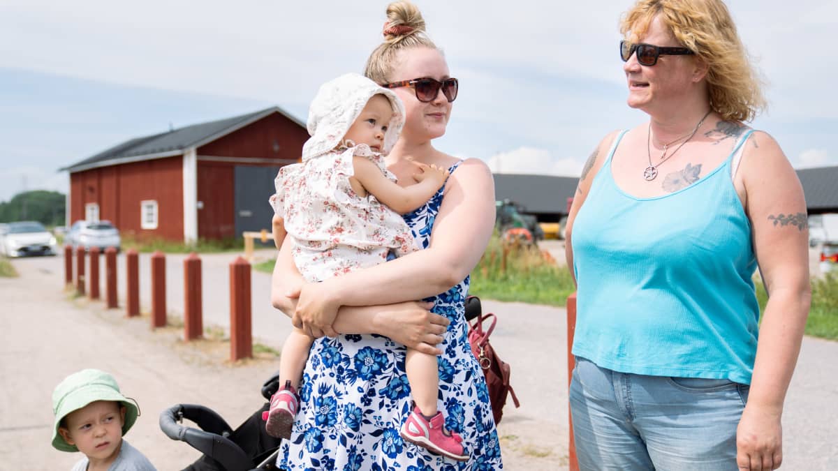  Lapset Benjamin Bandol, Jadelie Bandol, äiti Saara Linnala ja isoäiti Sonja Linnala-Mattila.