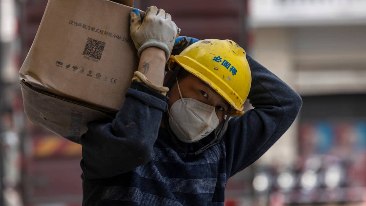 Kiinassa talous kasvaa, mutta ei enää niin kohisten kuin alkuvuonna. Kuvassa rakennustyömies Shanghaissa huhtikuussa. 