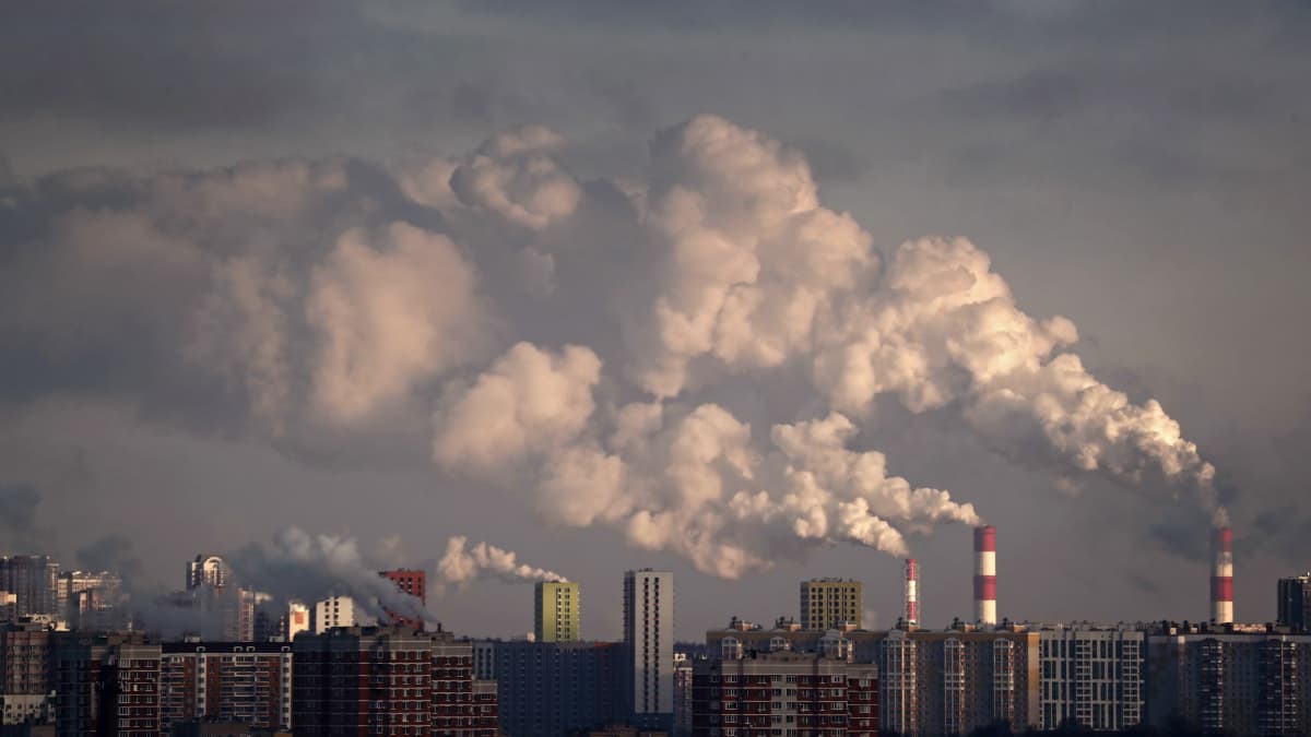 Kaasuvoimalat syöksivät savua taivaalle Moskovassa marraskuussa 2019.