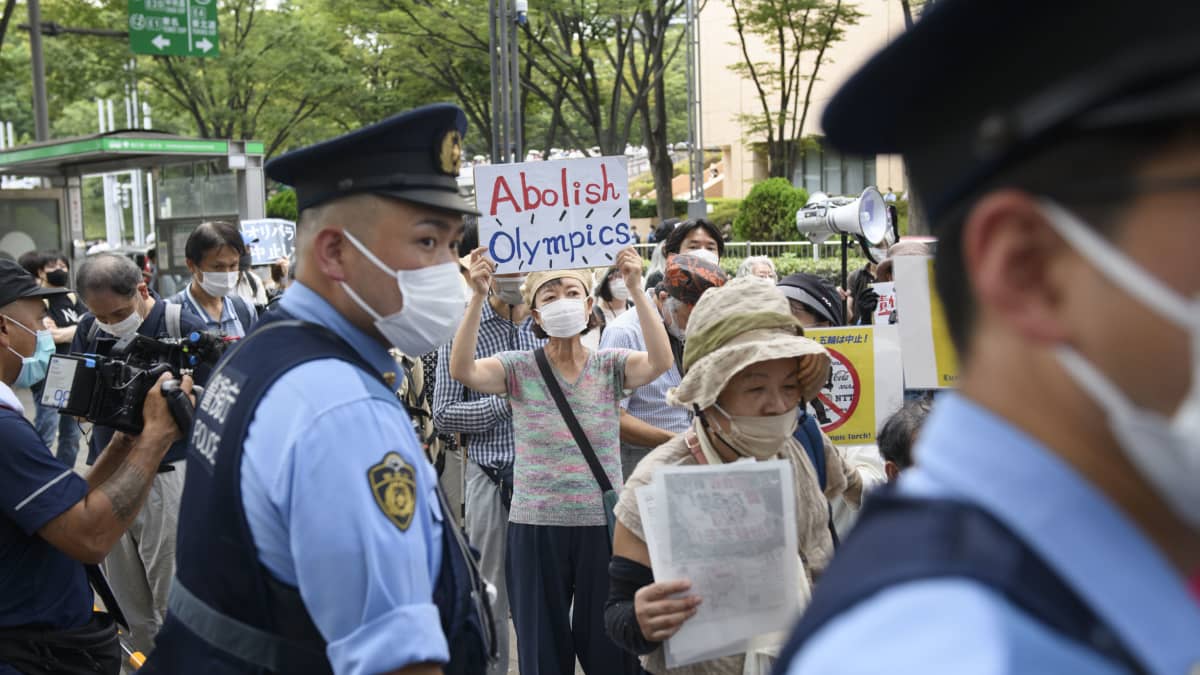 Paikalla oli joukko poliiseja turvaamassa ja eristämässä olympiatulen kulkueen ja mielenosoittajat.