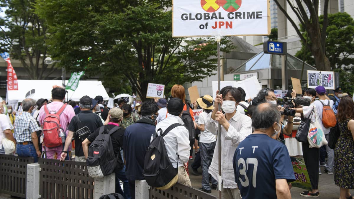 Kisoja vastustettiin mielenosoituksessa englanniksi ja japaniksi.