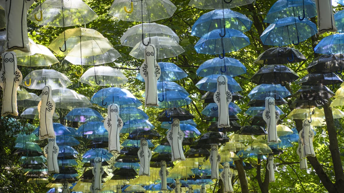 Viime kesänä puistossa keksittiin käyttää sateenvarjoja aurinkosuojana. Niitä on toista tuhatta.