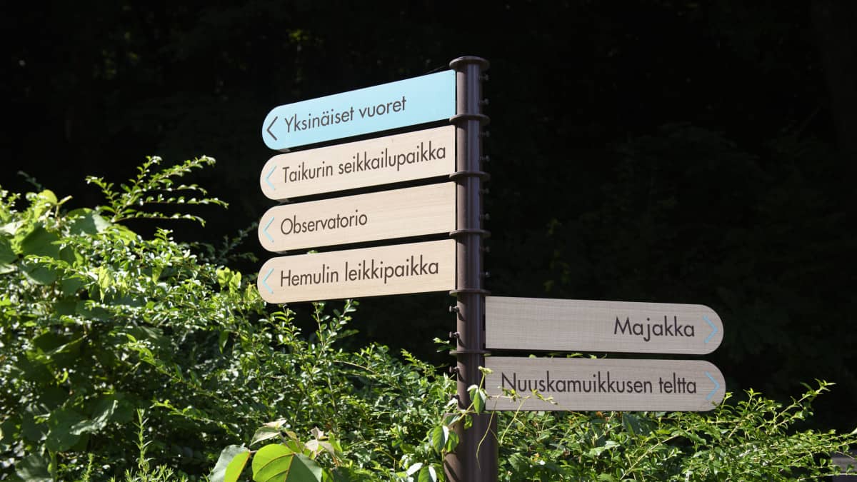 Kaikki Muumilaakson kyltit ovat suomeksi. Japanissa suomankieli on monen mielestä kaunis kieli.