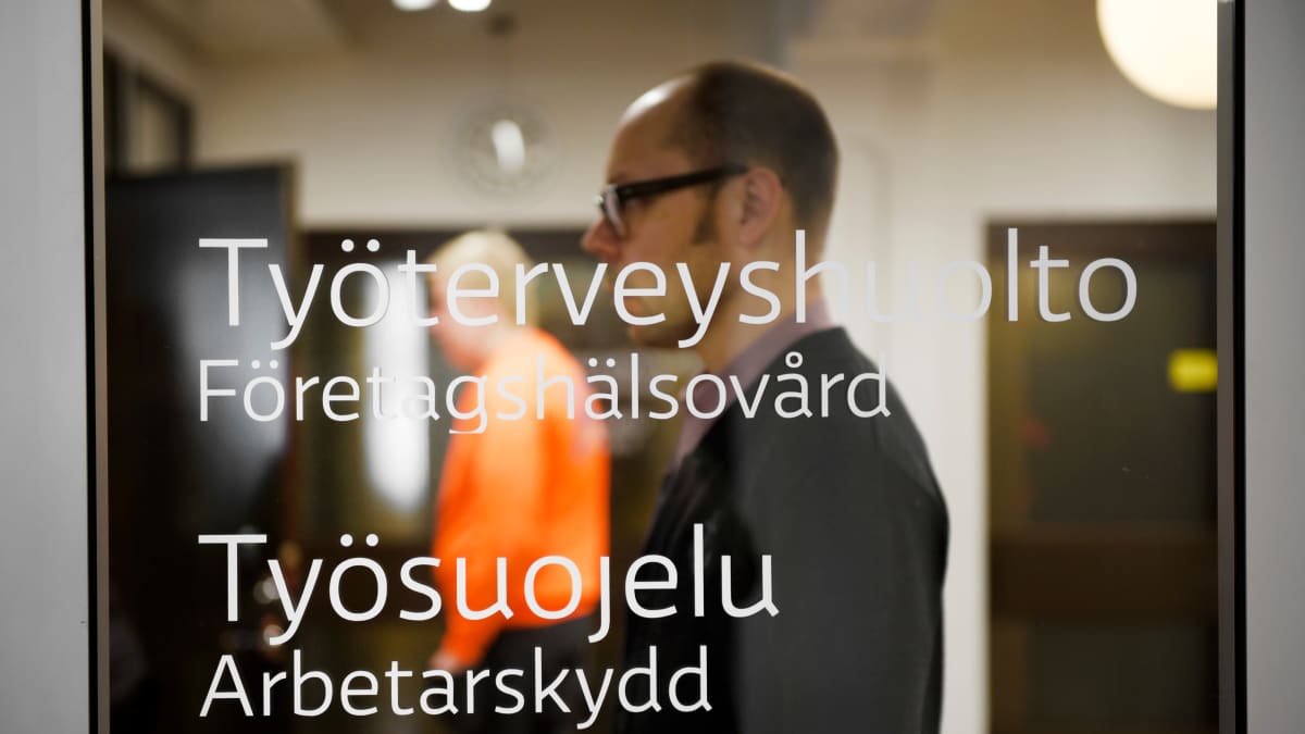 Työterveys-teksti oven lasissa.