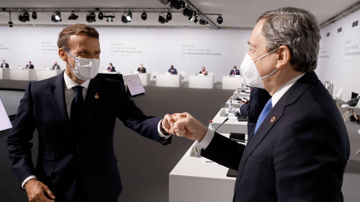 Macron ja Draghi antavat toisilleen nyrkkitervehdyksen.